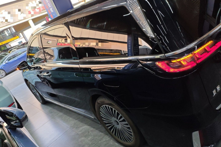 岚图汽车 岚图梦想家 2025款 PHEV 四驱尊贵鲲鹏版车身外观4