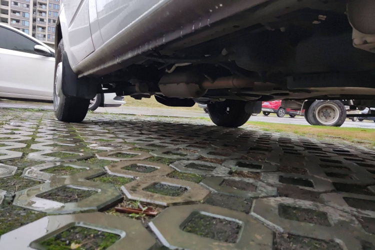 上汽大通MAXUS 新途V80 2023款 2.0T AMT经典傲运通短轴中顶5/6座局部细节9003