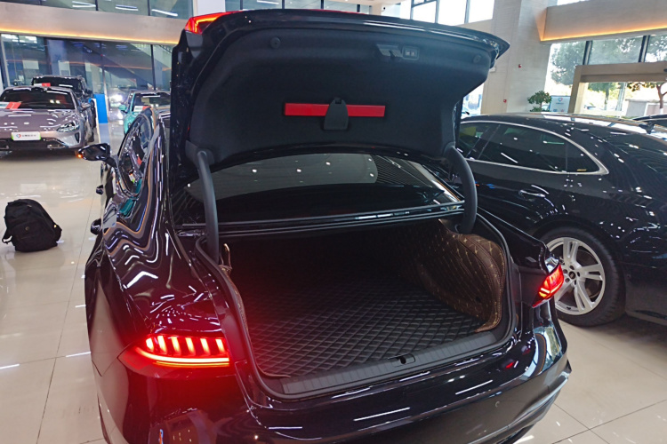 奥迪A7L 2024款 45 TFSI quattro 黑武士版机舱底盘23