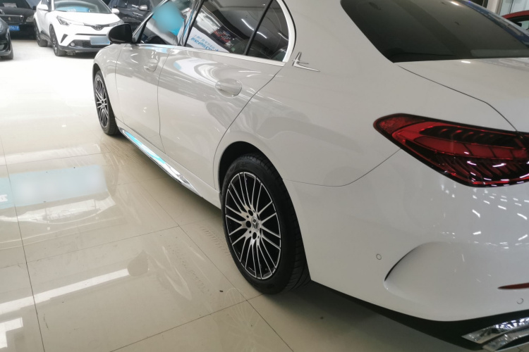 奔驰C级 2023款 改款二 C 260 L 运动版车身外观4