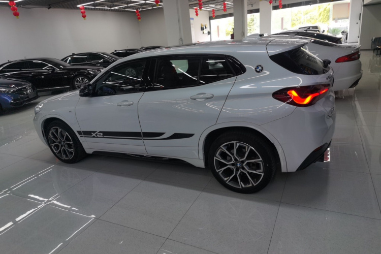 宝马X2 2021款 改款 sDrive25i 曜夜版车身外观4
