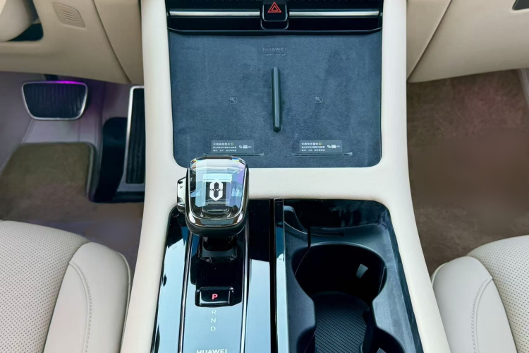 鸿蒙智行 问界M7 2024款 1.5T 智驾四驱Ultra版 5座中控内饰7002
