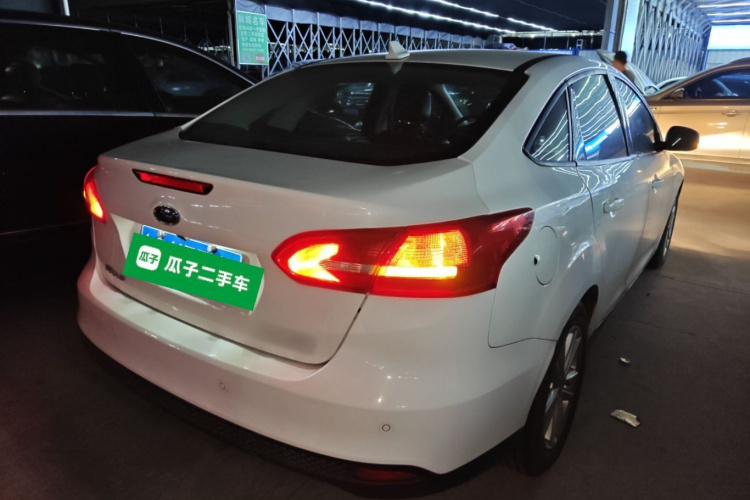 福特 福克斯 2017款 三厢 1.6L 自动风尚型智行版车身外观6005