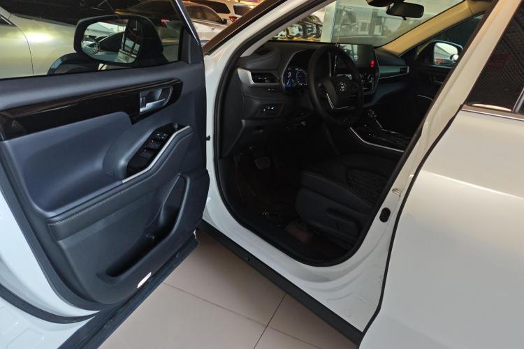 丰田 汉兰达 2024款 2.5L智能电混双擎两驱精英版 5座中控内饰20