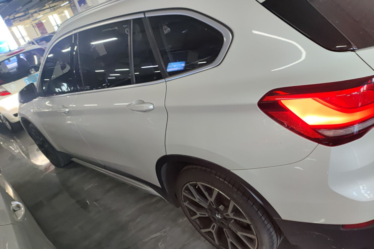 宝马X1 2020款 xDrive25Li 尊享型车身外观4