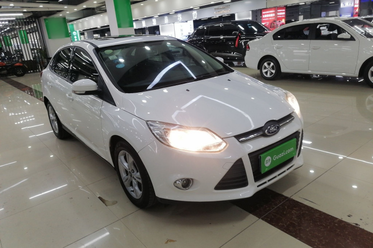 福特 福克斯 2012款 三厢 1.6L 自动风尚型车身外观3