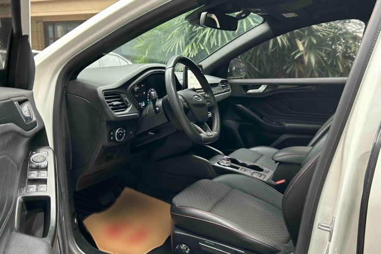 福特 福克斯 2020款 三厢 EcoBoost 180 自动ST Line中控内饰7004