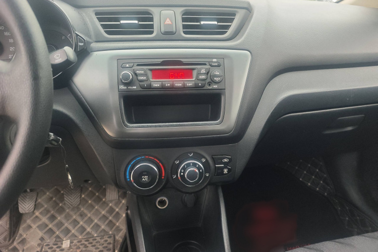 起亚K2 2012款 三厢 1.4L MT GLS纪念版局部细节16