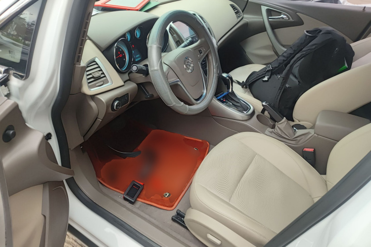 别克 英朗 2013款 GT 1.6L 自动时尚版中控内饰19