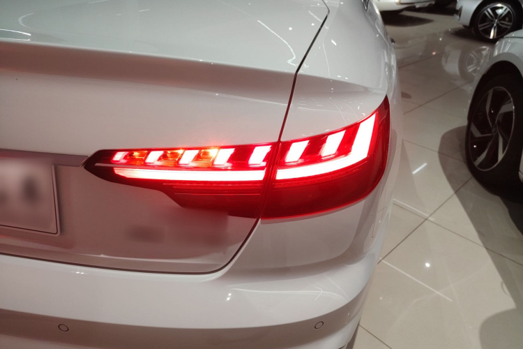 奥迪A4L 2022款 40 TFSI 时尚动感型车身外观9