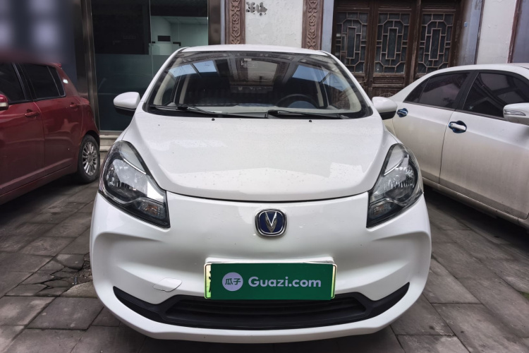 长安欧尚 奔奔E-Star 2021款 国民版 多彩款 磷酸铁锂（31.86kWh）车身外观2