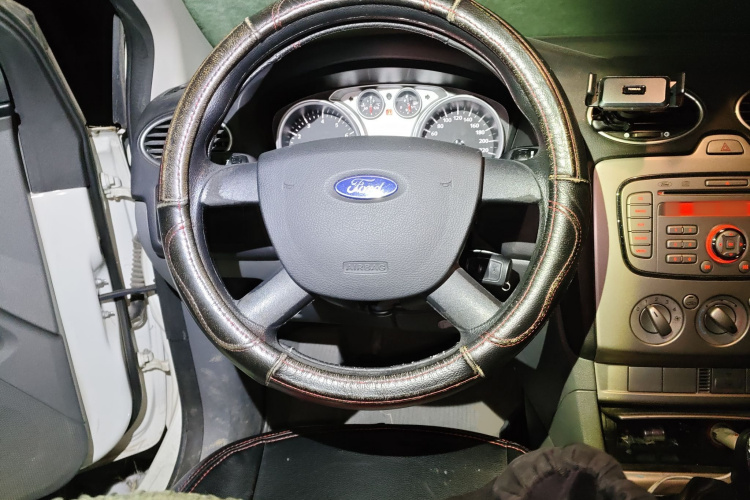 福特 福克斯 2013款 两厢经典 1.8L 手动基本型中控内饰13