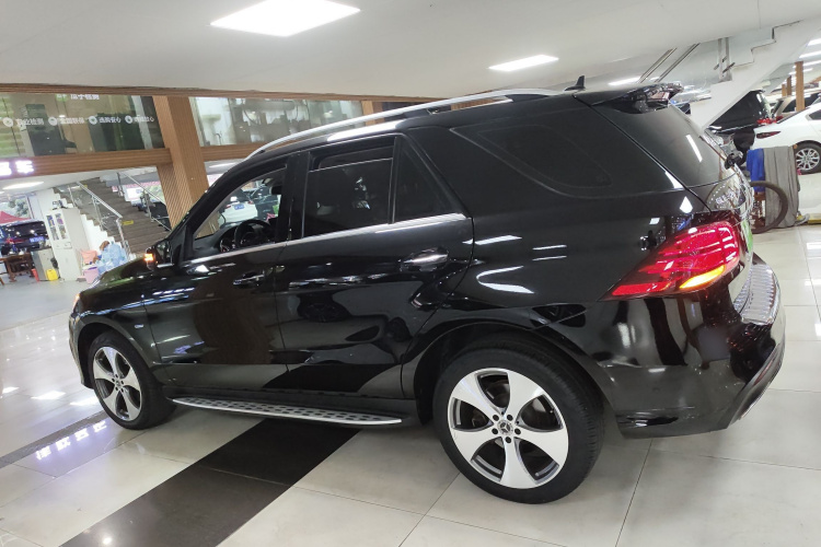 奔驰GLE 2018款 GLE 320 4MATIC 动感型臻藏版车身外观4