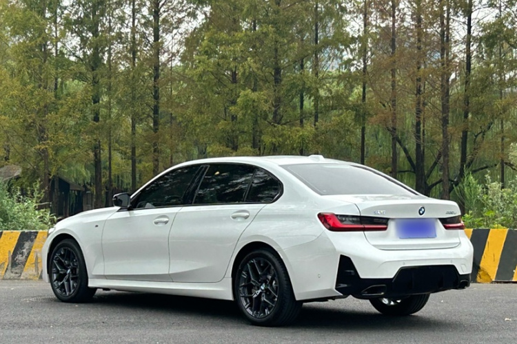 宝马3系 2025款 330Li M运动曜夜套装车身外观6004