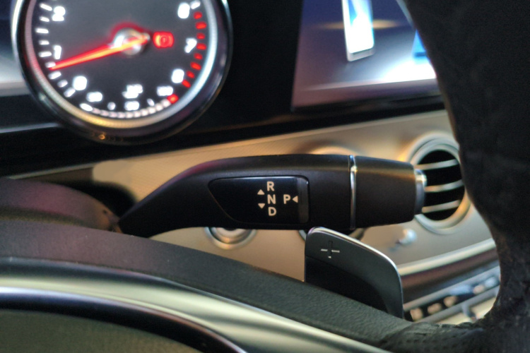 奔驰E级 2017款 E 200 运动型局部细节18