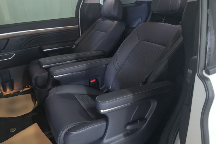 广汽传祺 传祺M8 2024款 领秀系列 390T 豪华版中控内饰7004