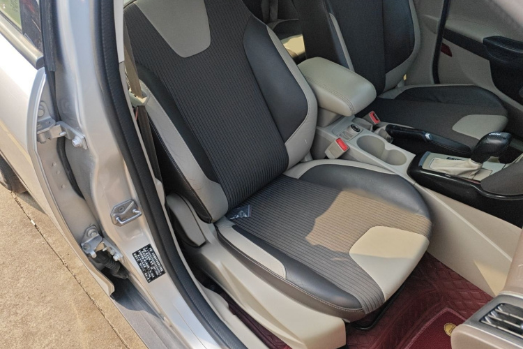 福特 福克斯 2012款 三厢 1.6L 自动风尚型局部细节41