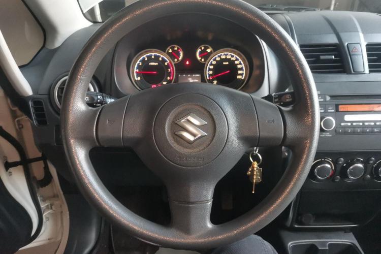 铃木 天语 SX4 2013款 1.6L 手动酷锐型中控内饰13