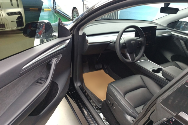 特斯拉 Model Y 2022款 改款 后轮驱动版中控内饰7003