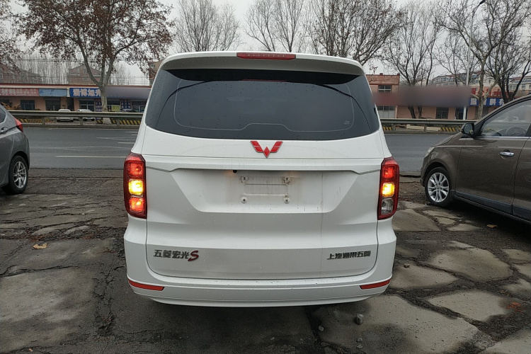 五菱汽车 五菱宏光 2021款 1.5L改款 S标准型 液压助力LAR车身外观6