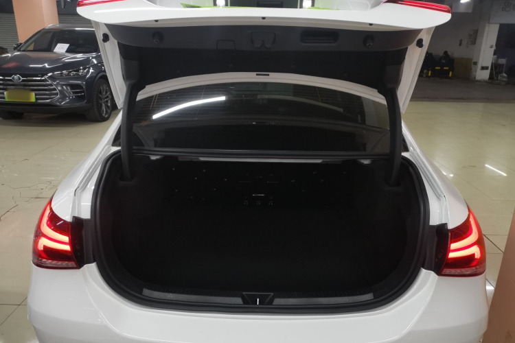 奔驰A级 2022款 改款 A 200 L 运动轿车时尚型机舱底盘23