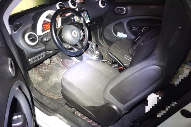 smart fortwo 2018款 1.0L 52千瓦硬顶灵动版 国V中控内饰20