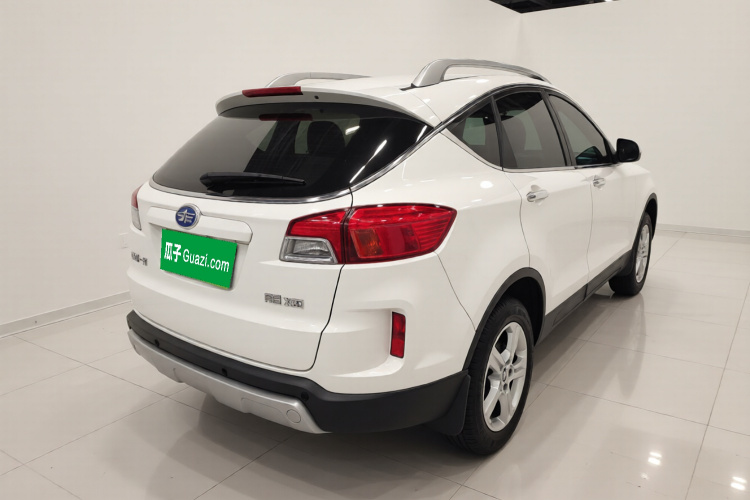 奔腾X80 2013款 2.0L 自动舒适型车身外观7