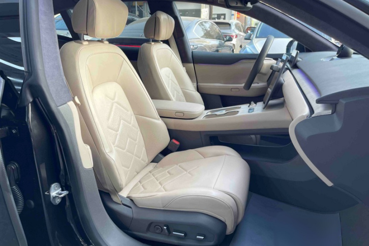 蔚来ET7 2022款 100kWh 首发版中控内饰7010