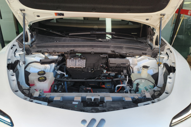 智己汽车 智己LS7 2023款 100kWh Lux后驱版机舱底盘24