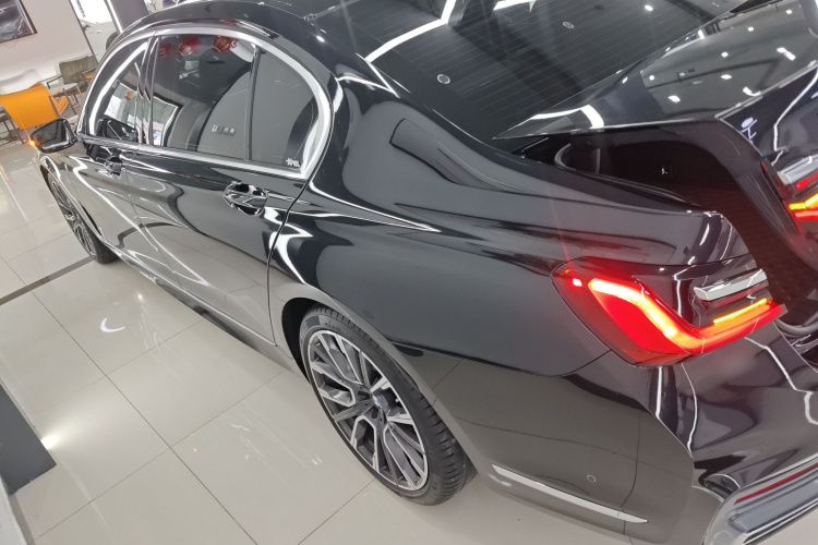 宝马7系 2019款 改款 740Li 领先型 M运动套装车身外观4