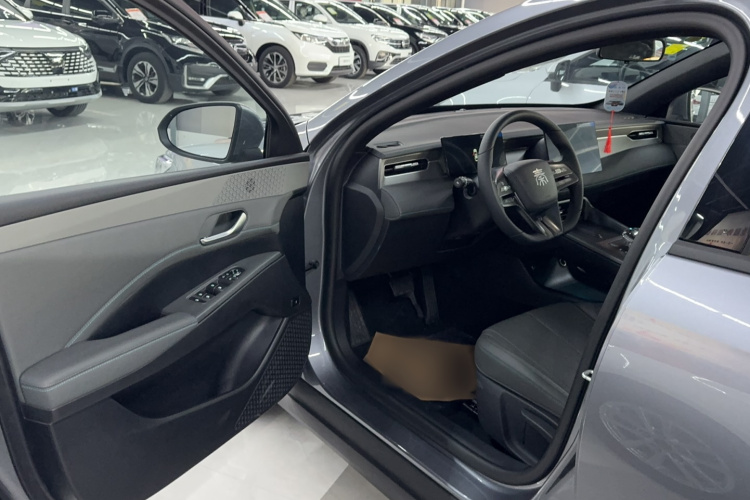 比亚迪 秦PLUS 2024款 荣耀版 DM-i 55KM领先型中控内饰7002