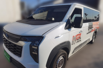 中国重汽 先锋官V 2024款 多功能版 2.0T 手动中轴低顶