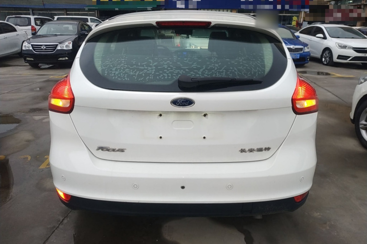 福特 福克斯 2015款 两厢 1.6L 自动风尚型车身外观6