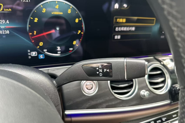 奔驰E级 2022款 改款 E 260 L 运动型局部细节18