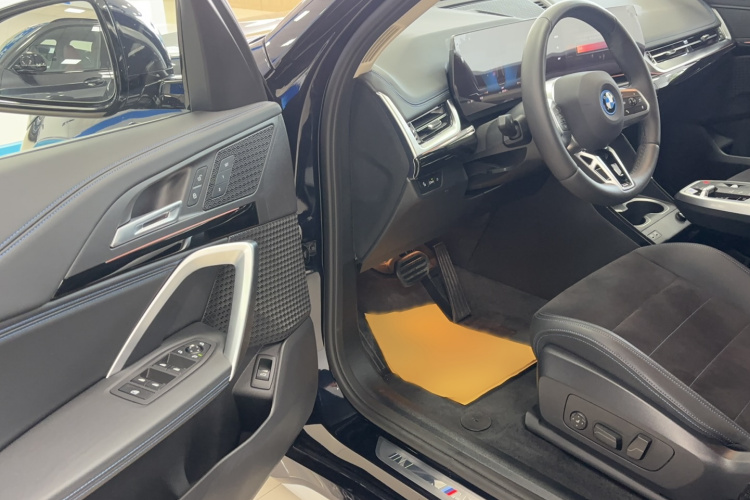 宝马iX1 2025款 eDrive25L M运动套装中控内饰7003