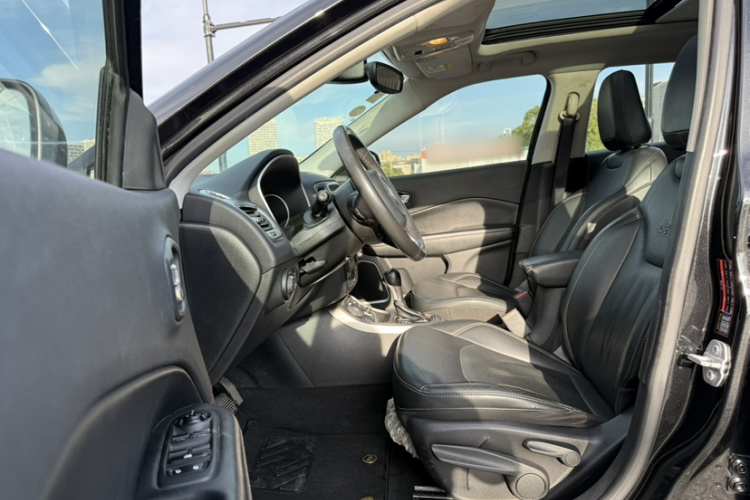 Jeep 指南者 2017款 200T 自动家享四驱版中控内饰7010