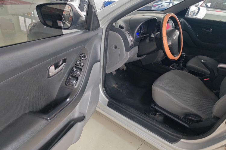 现代 悦动 2015款 1.6L 手动舒适型中控内饰20