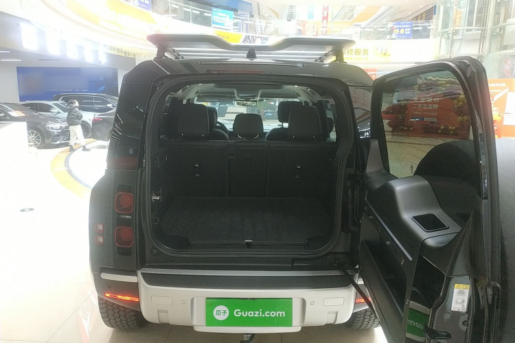 路虎卫士 2024款 110 3.0T P400 暗黑特别版局部细节23