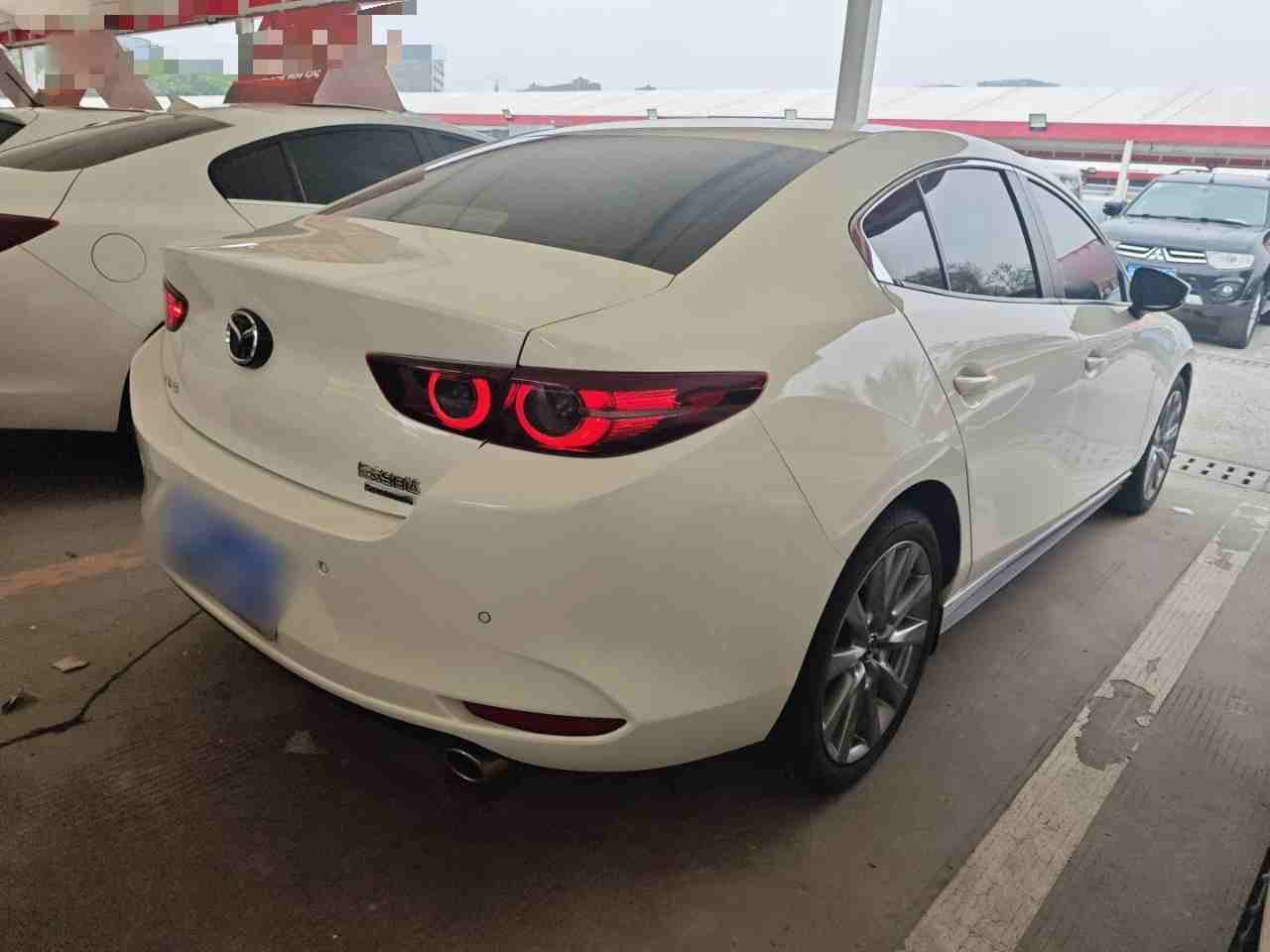 车辆右后45度外观展示