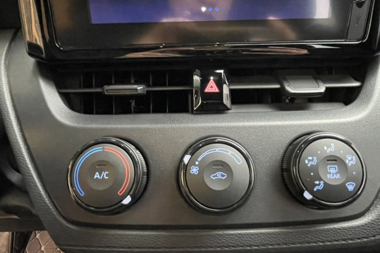 丰田 卡罗拉锐放 2022款 2.0L 先锋版中控内饰7006