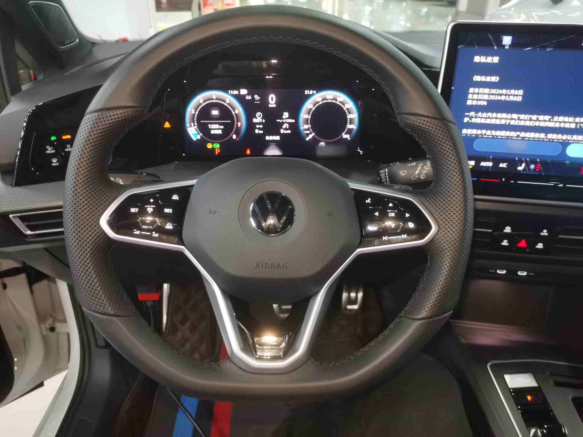 多功能方向盘及液晶仪表盘特写