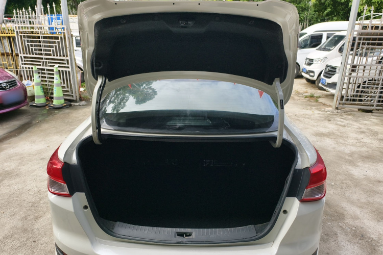 日产 蓝鸟 2019款 1.6L CVT炫酷版 国VI机舱底盘23