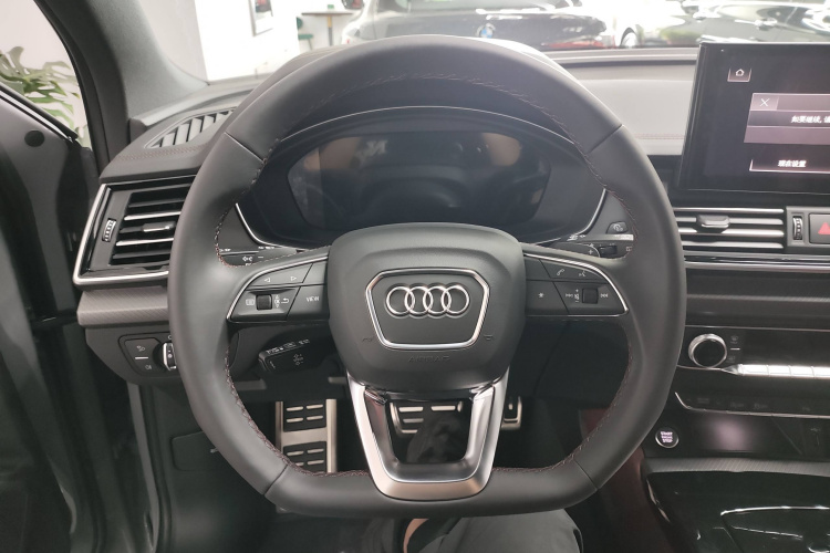 奥迪Q5L 2025款 45周年典藏版 40 TFSI 豪华动感型中控内饰7006
