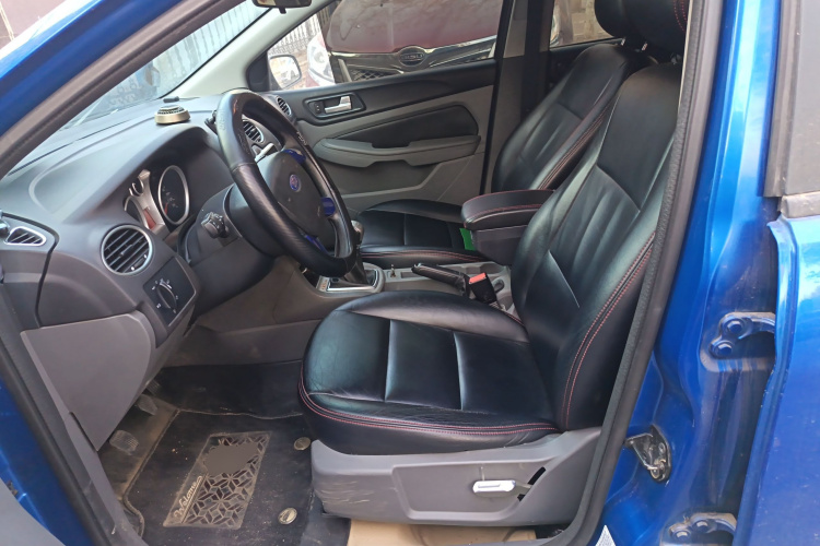 福特 福克斯 2013款 两厢经典 1.8L 手动基本型中控内饰19