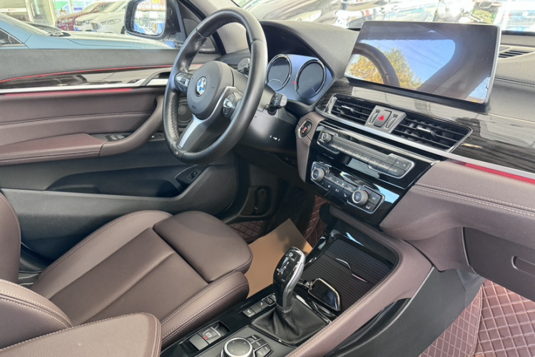 宝马X1 2022款 改款 xDrive25Li 尊享型中控内饰7005