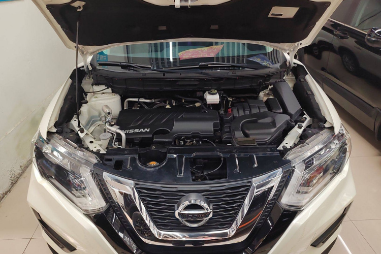 日产 奇骏 2020款 2.0L XL ITS CVT 2WD智联舒适版机舱底盘24