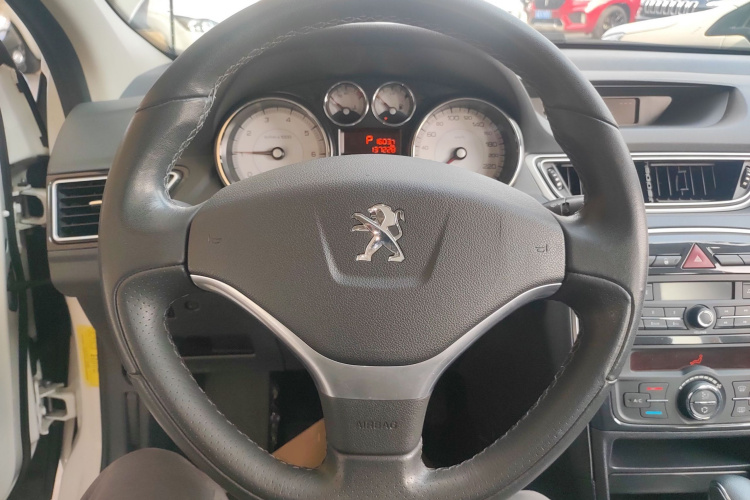 标致308 2014款 乐享版 经典 1.6L 自动风尚型中控内饰13