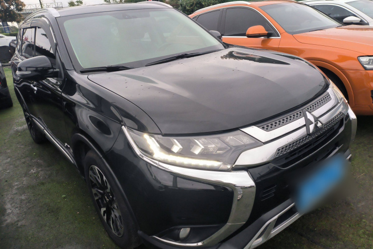 三菱 欧蓝德 2020款 2.4L 四驱致享版 7座车身外观3