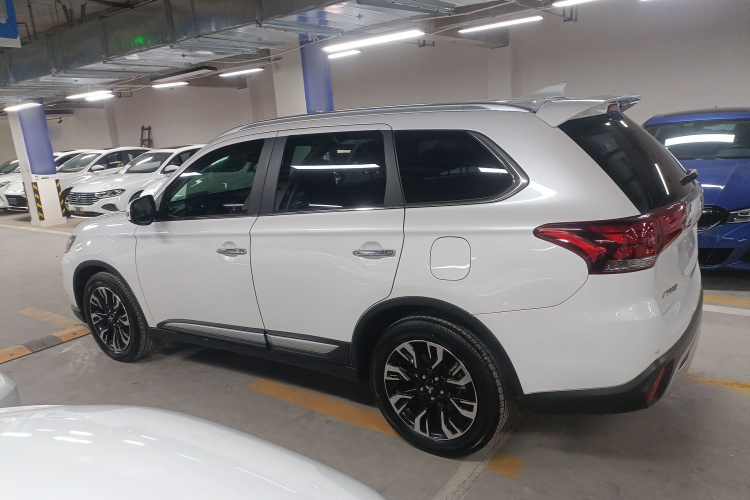 三菱 欧蓝德 2020款 2.4L 四驱致享版 7座车身外观4