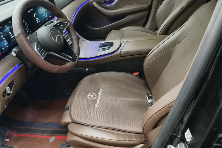 奔驰E级 2022款 改款 E 300 L 时尚型中控内饰19